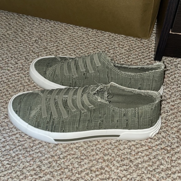 New rocket dog slip ons - Picture 2 of 3